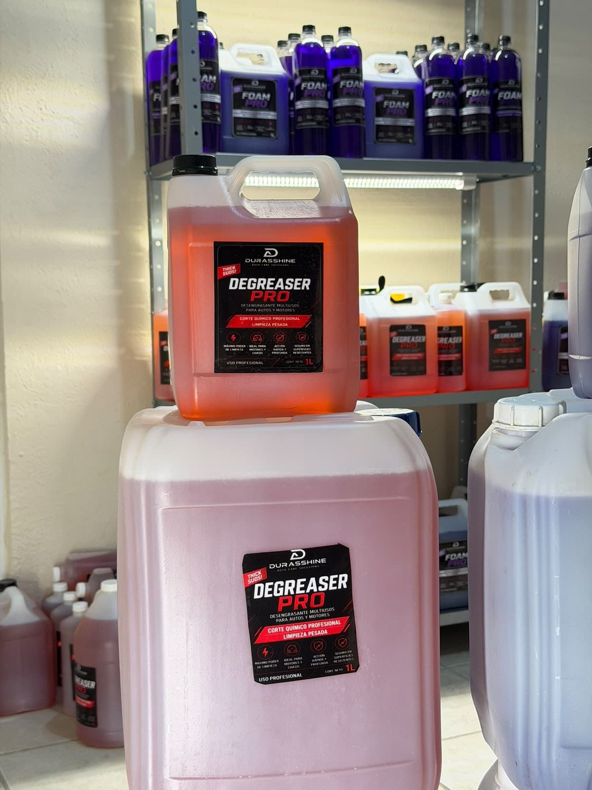 Garrafas de Degreaser Pro en la bodega
