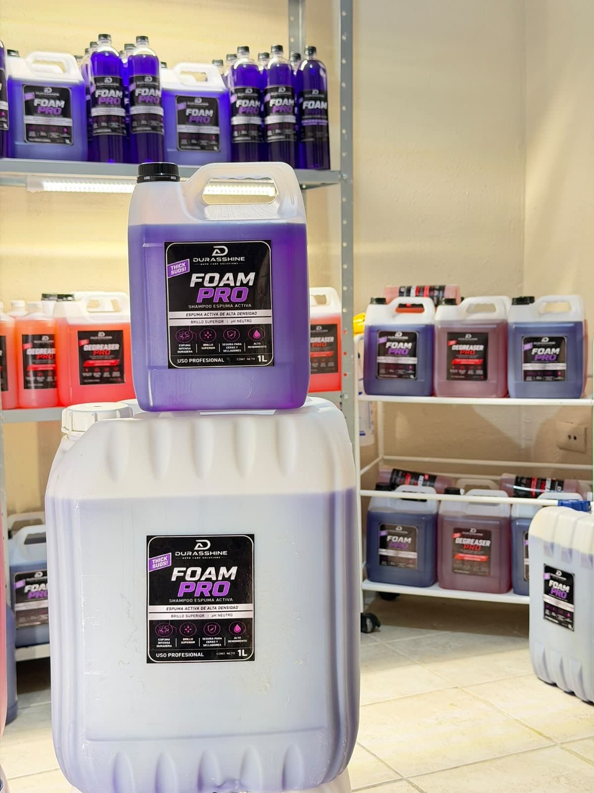 Garrafas de Foam Pro de 4 y 20 litros en la bodega