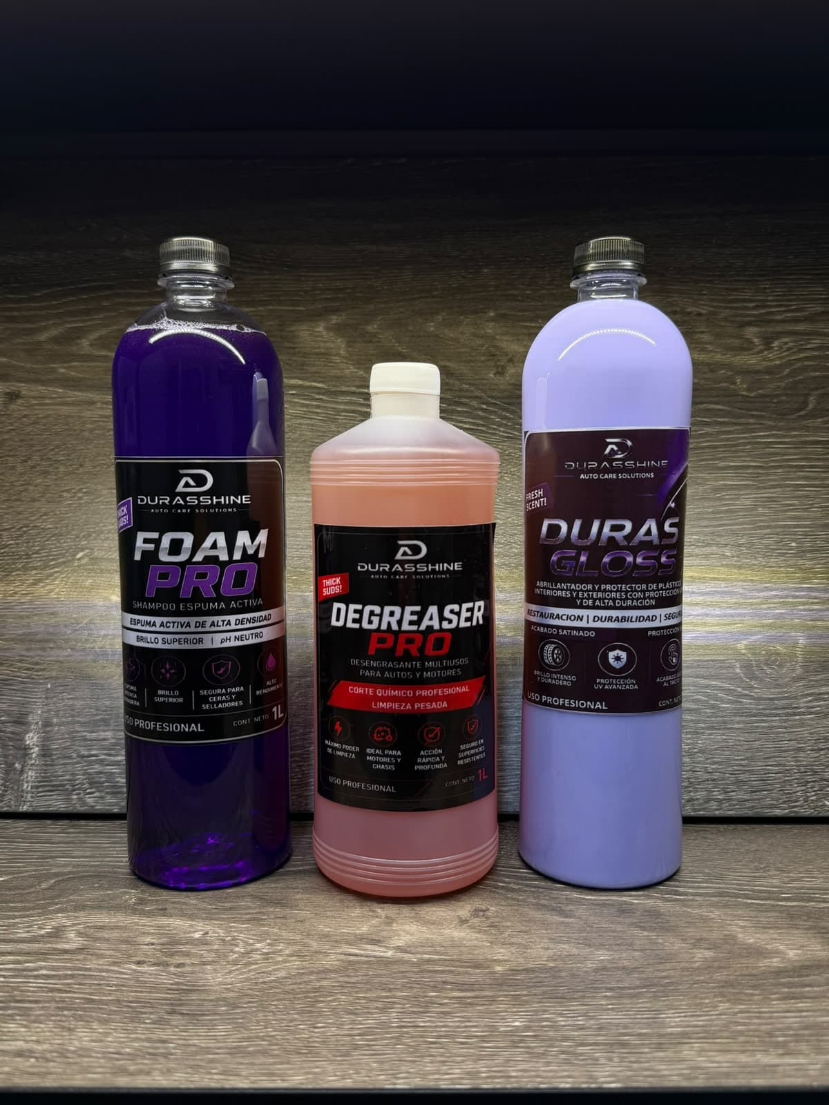 Foam Pro, Degreaser Pro y Duras Gloss en botella de 1 litro sobre madera